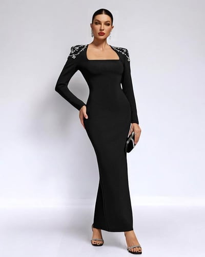 فستان أسود طويل بأكمام طويلة وتطريز فاخر