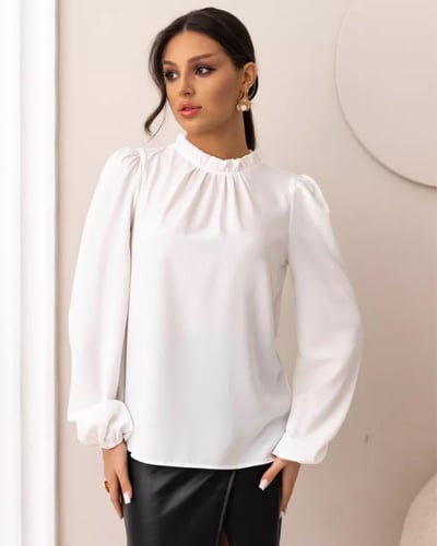 بلوزة نسائية برقبة وأكمام مزكرشة