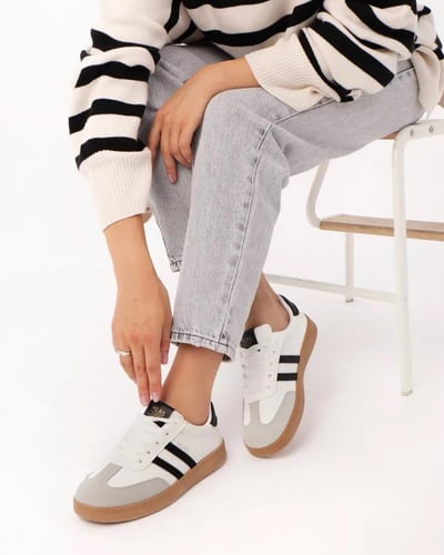 سنيكرز نسائي كلاسيكي بخطين أسودين – تصميم عصري مري...