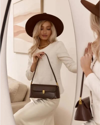 شنطة كتف جلد باللون البني الداكن بتفاصيل ذهبية أني...