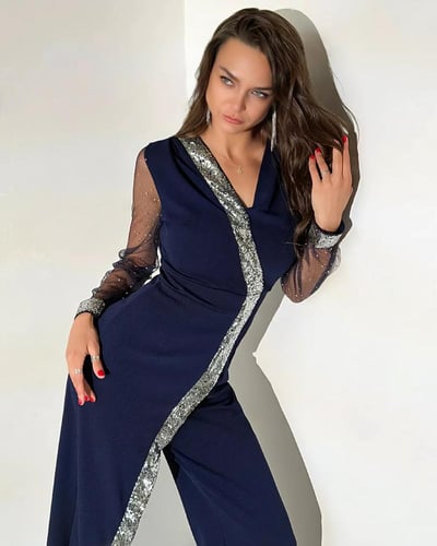 جمبسوت بأكمام شبكية متباينة وساق واسعة مزين بالترت...