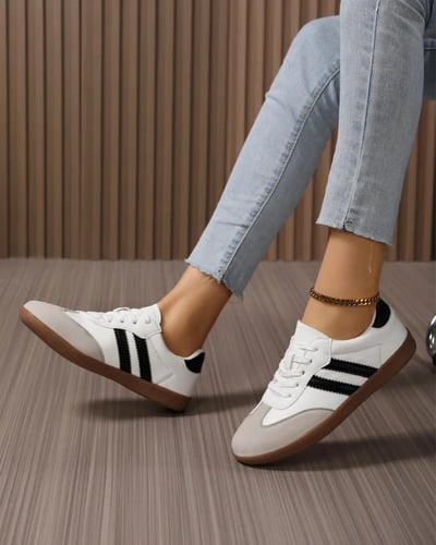 حذاء رياضي نسائي كلاسيكي أبيض بخطين أسود وجلد شموا...