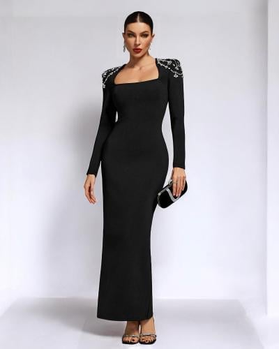 فستان أسود طويل بأكمام طويلة وتطريز فاخر