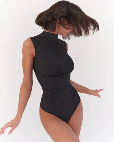 بودي سوت أسود أنيق بياقة عالية وبدون أكمام