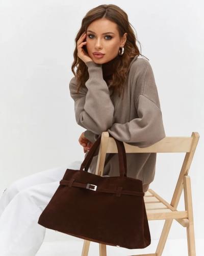 شنطة يد بنية أنيقة من الشامواه واسع بتصميم عصري