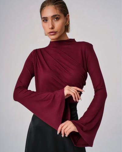 بلوزة نسائية بياقة دائرية واكمام طويلة واسعة