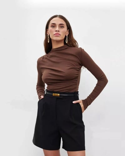 تي شيرت نسائي مكشكش برقبة دائرية - بني