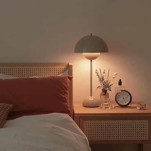 مصباح طاولة عصري للمنزل والمكتب قابل للشحن