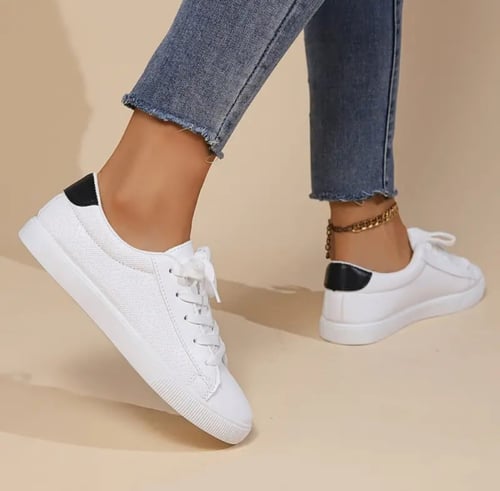 سنيكرز كلاسيكي للنساء بأشرطة أمامية