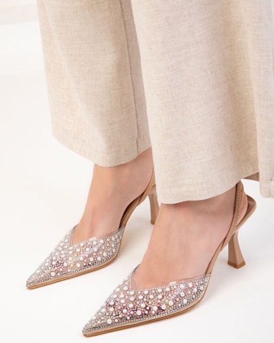 حذاء بكعب عالي بتطريز لؤلؤ