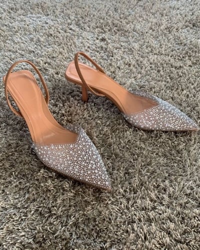 حذاء بكعب عالي بتطريز لؤلؤ