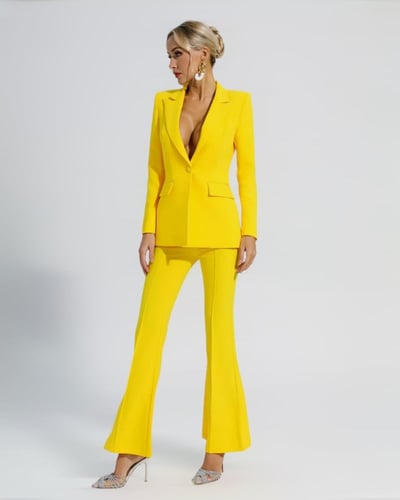 طقم نسائي قطعتين بليزر وبنطال - أصفر