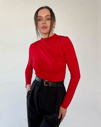 تي شيرت نسائي مكشكش برقبة دائرية