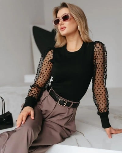 بلوزة نسائية بأكمام طويلة منقطة