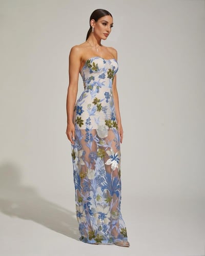 فستان سهرة مطرز بالورود تل طويل مكشوف الكتف