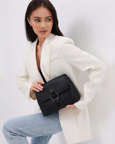 حقيبة كتف جلد أسود بتفاصيل معدنية دائرية