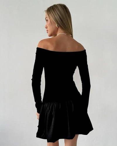 فستان أسود قصير بأكتاف مكشوفة وتنورة منتفخة