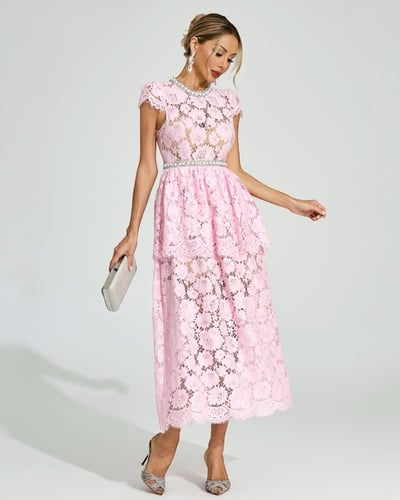 فستان دانتيل وردي ميدي مطرز وبياقة دائرية