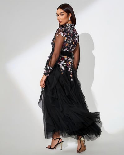فستان سهرة بتصميم شبكي أسود مطرّز بالأزهار بأكمام...
