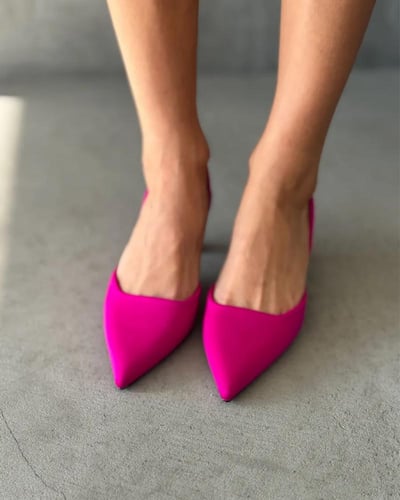 حذاء بكعب عالٍ ومقدمة مدببة