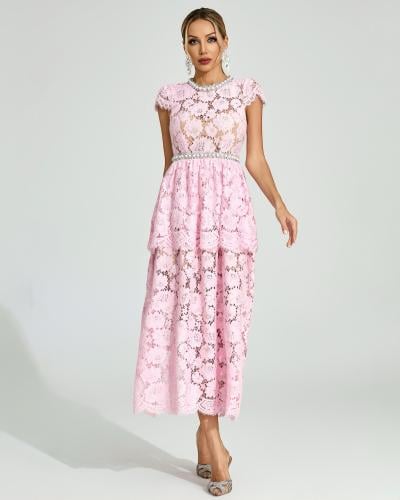 فستان دانتيل وردي ميدي مطرز وبياقة دائرية