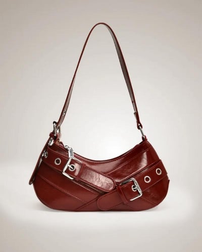 حقيبة كتف بتصميم عصري بحزام إبزيم ولون عنابي لامع