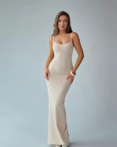 فستان نسائي طويل سترتش بفتحة رقبة وحمالات كتف رفيع...