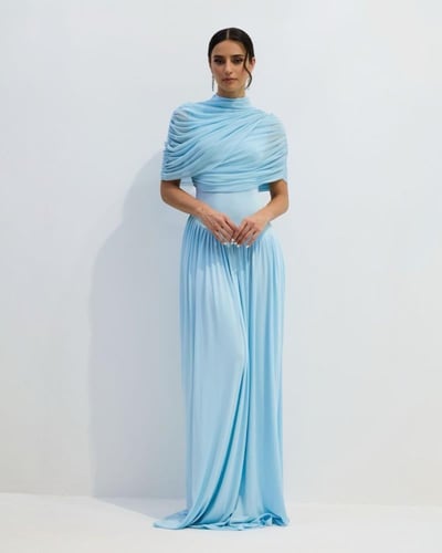 فستان سهرة سماوي راقٍ بتصميم درابيه وأكمام منسدلة