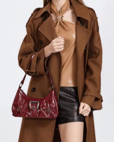 حقيبة كتف جلدية حمراء بستايل عصري وإبزيم معدني أني...