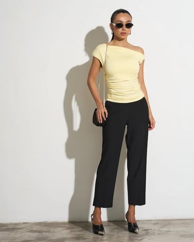 توب كتف واحد أصفر مع كشكشة جانبية وتصميم أنثوي عصر...