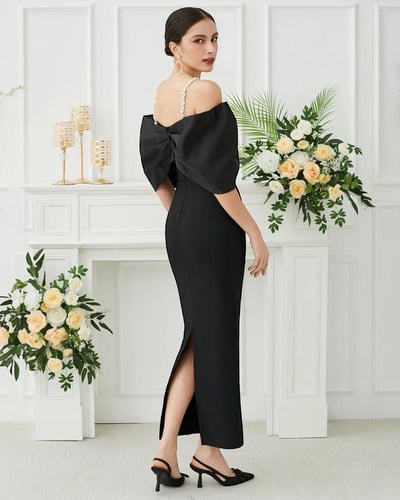 فستان سهرة مكشوف الكتف مزين بأحجار الراين