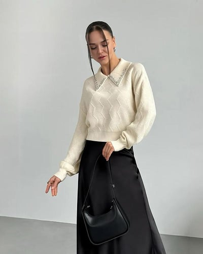 سترة نسائية بأكمام طويلة وياقة مزينة بأحجار الراين