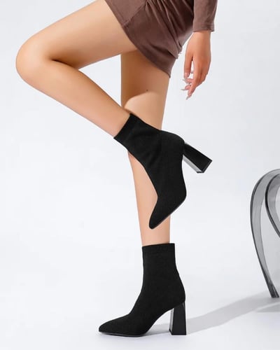 حذاء بوت نسائي أنيق بكعب عريض ومقدمة مدببة