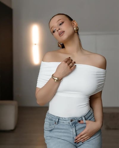 تي شيرت نسائي بقصة ضيقة مكشوف الكتف