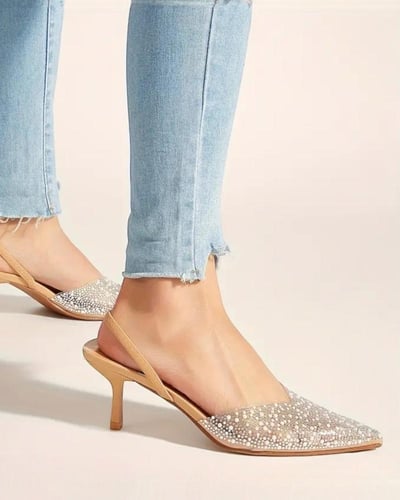 حذاء نسائي مرصع بأحجار الراين والخرز