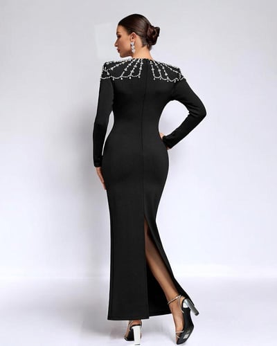 فستان أسود طويل بأكمام طويلة وتطريز فاخر