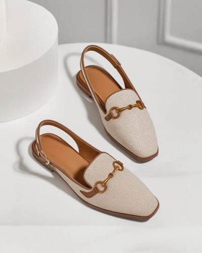 صندل نسائي مسطح مزينة بإبزيم معدني