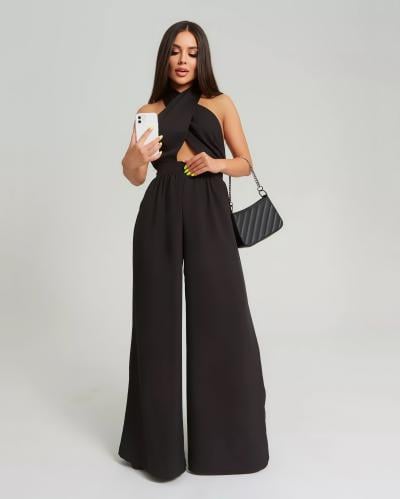 جمبسوت أسود بفتحة أمامية وتصميم ملفوف مكشوف الظهر