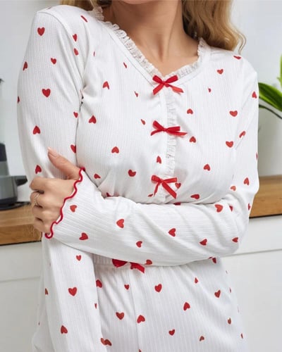 طقم بجامة بنطال وقميص بأكمام طويلة بطبعة قلب