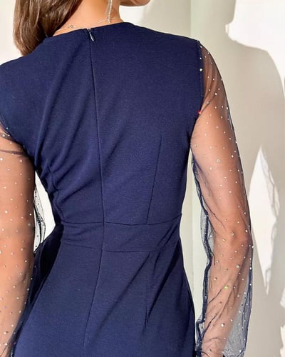 جمبسوت بأكمام شبكية متباينة وساق واسعة مزين بالترت...