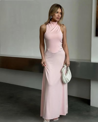 فستان نسائي ساتن بقصة ضيقة وكتف مكشوف