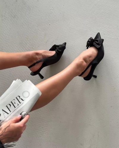 حذاء نسائي بكعب عالي مزين بفيونكة أمامية