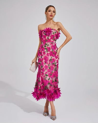 فستان سهرة بدون أكتاف بتطريز وردي بارز ولمسات ثلاث...