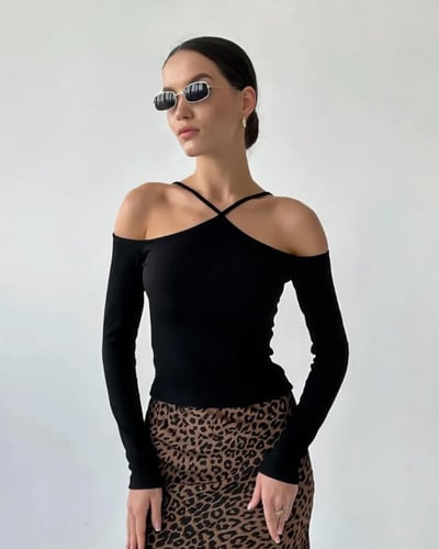 بلوزة سوداء بأكمام طويلة وتصميم أكتاف مفتوحة مع رب...