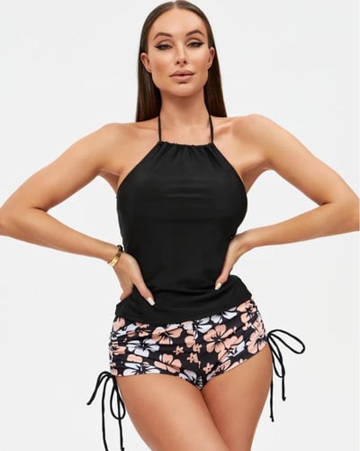 طقم سباحة نسائي توب أسود مع شورت بطبعات زهرية