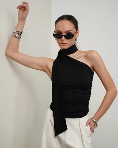 بلوزة نسائية برقبة هالتر مكشوف الكتف - أسود