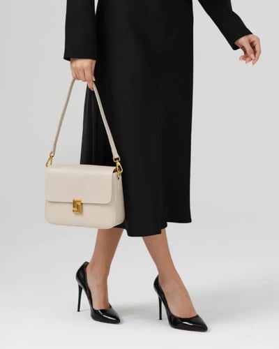 حقيبة كروس جلدية بيج فاتح بتصميم كلاسيكي وقفل ذهبي