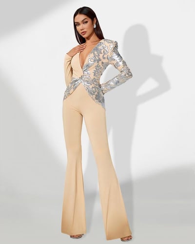 جمبسوت فاخر بلون بيج مع تطريز فضي لامع وأكمام طويل...