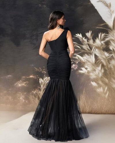 فستان سهرة أسود طويل بكتف واحد وتصميم طبقات شيفون
