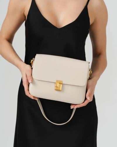 حقيبة كروس جلدية بيج فاتح بتصميم كلاسيكي وقفل ذهبي